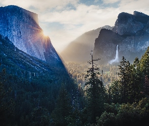 Kalifornia, Park Narodowy Yosemite, Wschód słońca, Stany Zjednoczone, Wodospad Bridalveil Fall, Góry, Drzewa