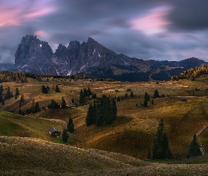 Włochy, Drewniane, Chmury, Domki, Płaskowyż Seiser Alm, Góry Sassolungo, Dolina, Val Gardena, Dolomity, Drzewa