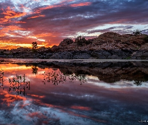Stany Zjednoczone, Arizona, Skały, Wschód słońca, Jezioro, Willow Lake