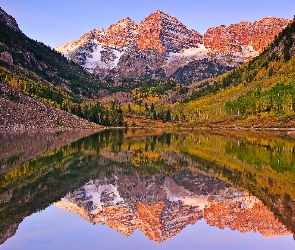 Szczyty Maroon Bells, Odbicie, Góry Skaliste, Maroon Lake, Kolorado, Jezioro, Stany Zjednoczone, Drzewa