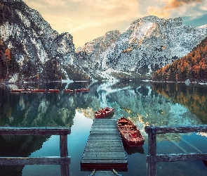 Włochy, Łódki, Dolomity, Drzewa, Pomost, Góry, Jezioro, Pragser Wildsee, Lago di Braies