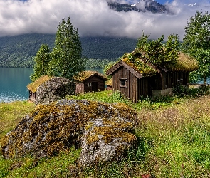 Norwegia, Drzewa, Breng seter, Głazy, Domy, Chmury, Lodalen, Jezioro, Lovatnet Lake