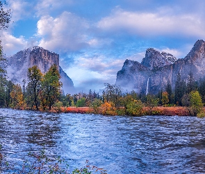 Drzewa, Rzeka, Chmury, Merced River, Park Narodowy Yosemite, Kalifornia, Granitowe, Góry, Stany Zjednoczone, Niebo