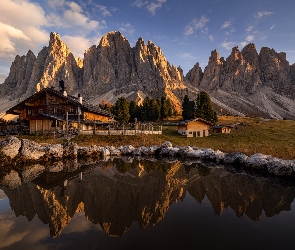Włochy, Skały, Kamienie, Chmury, Park krajobrazowy Puez Odle, Dolomity, Staw, Odbicie, Góry, Domy