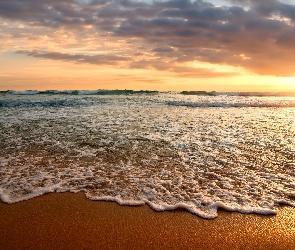 Morze, Chmury, Zachód słońca, Brzeg, Niebo, Piana, Plaża, Piasek, Fale morskie