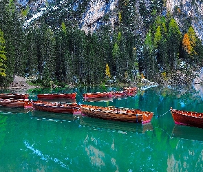 Łodzie, Drzewa, Jezioro, Włochy, Pragser Wildsee, Skały