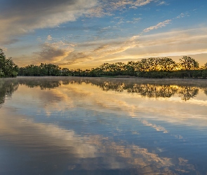 Dolina Wittlicha, Jezioro Sterenbachsee, Chmury, Niemcy, Odbicie, Wschód słońca, Drzewa