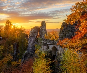Jesień, Bastei, Niemcy, Las, Skały, Chmury, Saksonia, Zachód słońca, Drzewa, Park Narodowy Saskiej Szwajcarii, Góry Połabskie