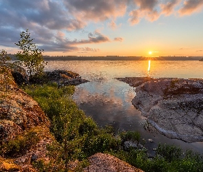 Zmierzch, Niebo, Skały, Zachód słońca, Wyspa, Jezioro, Drzewa
