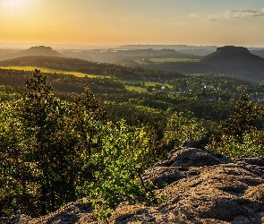 Wzgórza, Saska Szwajcaria, Domy, Niemcy, Rezerwat przyrody Pfaffenstein, Osada, Góry Połabskie, Skały, Drzewa