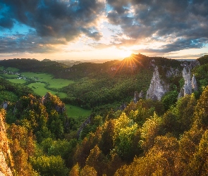 Słowacja, Promienie słońca, Drzewa, Chmury, Skały, Sulowskie Wierchy, Dolina, Domy, Góry, Las