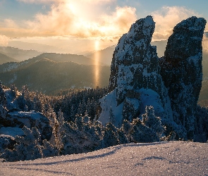Słońce, Drzewa, Góry, Zima, Ośnieżone, Skały