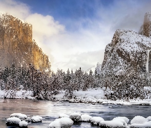 Chmury, Śnieg, Zima, Merced River, Park Narodowy Yosemite, Stany Zjednoczone, Góry, Kalifornia, Kamienie, Drzewa, Rzeka