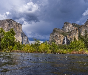 Stany Zjednoczone, Merced River, Chmury, Drzewa, Rzeka, Niebo, Kalifornia, Park Narodowy Yosemite, Góry