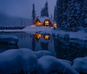 Zaspy, Prowincja Kolumbia Brytyjska, Kanada, Zima, Oświetlony, Most, Emerald Lake, Dom, Góry, Drzewa, Jezioro, Park Narodowy Yoho