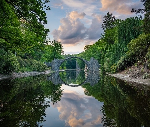 Park Rododendronów Kromlau, Jezioro Rakotz, Niemcy, Most łukowy, Chmury, Kamienny, Odbicie, Drzewa