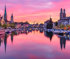 Rzeka Limmat, Łódki, Zurych, Szwajcaria, Miasto, Domy
