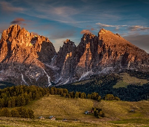 Góry Sassolungo, Wieś, Włochy, Domy, Chmury, Dolomity, Zachód Słońca, Drzewa