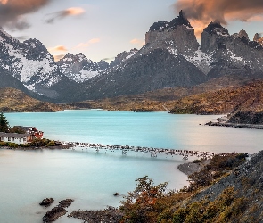 Góry, Park Narodowy Torres del Paine, Dom, Chile, Rośliny, Most, Jezioro, Lago Pehoe, Stalowy
