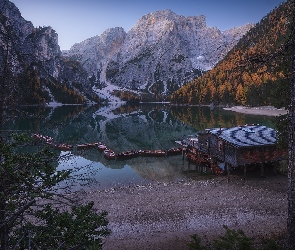 Drzewa, Domek, Drewniany, Łódki, Jezioro Pragser Wildsee, Południowy Tyrol, Lago di Braies, Góry Dolomity, Włochy, Pomost