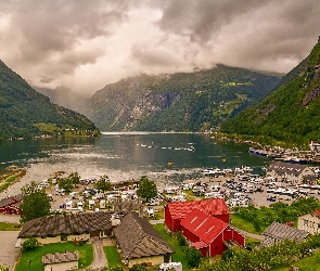 Gmina Stranda, Góry, Norwegia, Fiord Geirangerfjorden, Przystań, Geiranger, Domy, Zatoka