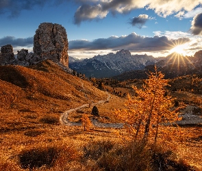 Włochy, Promienie słońca, Jesień, Chmury, Skały, Dolomity, Cinque Torri, Las, Góry, Drzewa