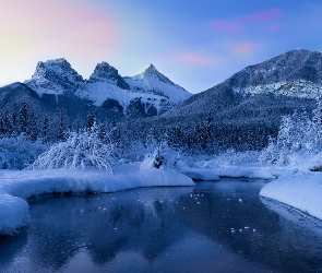 Zima, Drzewa, Bow River, Chmury, Góry, Alberta, Canadian Rockies, Góra Three Sisters, Kanada, Rzeka