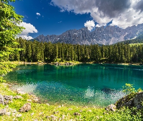 Włochy, Zieleń, Chmury, Kamienie, Góry, Góra Latemar, Karersee Lake, Drzewa, Jezioro, Dolomity, Odbicie, Lato, Lasy