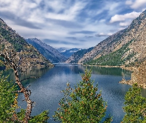 Seton Lake, Niebo, Jezioro, Drzewa, Kolumbia Brytyjska, Góry Nadbrzeżne, Kanada, Lillooet