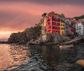 Włochy, Łódki, Góry, Zachód słońca, Domy, Skały, Cinque Terre, Vernazza, Morze