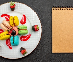 Stół, Ołówek, Notebook, Ciemny, Kremowe, Makaroniki, Czekoladowe, Truskawki, Ciasteczka, Talerzyk