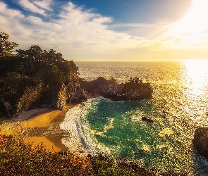 Wybrzeże, Big Sur, Stany Zjednoczone, Wybrzeże, Zachód słońca, Drzewa, Kalifornia, Skały, McWay, Morze, Park Stanowy Julia Pfeiffer Burns