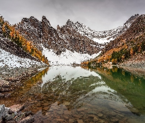 Agnes Lake, Park Narodowym Banff, Jezioro, Drzewa, Alberta, Góry, Kanada, Prowincja