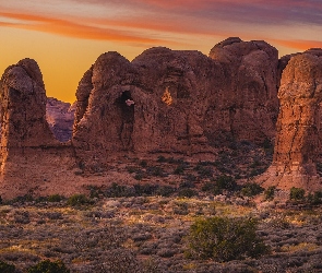 Stany Zjednoczone, Park Narodowy Arches, Skały, Czerwone, Rośliny, Zachód słońca