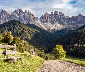 Droga, Płot, Góry, Drzewa, Ławka, Włochy, Dolomity, Chmury, Lasy, Dolina, Val di Funes