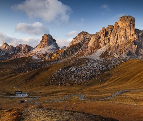 Droga, Dom, Dolomity, Wzgórza, Łąka, Włochy, Przełęcz, Prowincja Belluno, Kręta, Passo di Giau, Góry