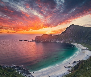 Plaża, Góry, Chmury, Zachód słońca, Morze
