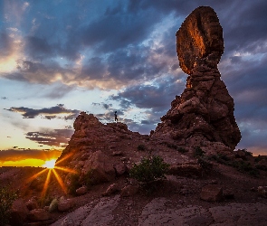 Balanced Rock, Skały, Zachód słońca, Formacja skalna, Park Narodowy Arches, Utah, Człowiek, Niebo, Stany Zjednoczone, Chmury
