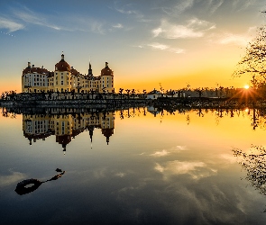 Zachód słońca, Niemcy, Jezioro Waldsee, Pałac Moritzburg, Saksonia, Drezno