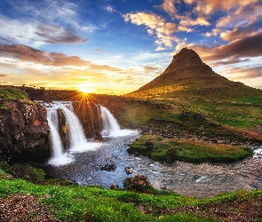 Góra Kirkjufell, Islandia, Promienie słońca, Chmury, Wodospad Kirkjufellsfoss