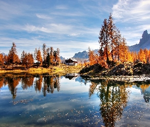 Włochy, Dolomity, Góry, Jesień, Drzewa, Jezioro