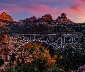 Jesień, Oak Creek Canyon, Midegly Bridge, Drzewa, Sedona, Arizona, Góry, Skały, Stany Zjednoczone, Most