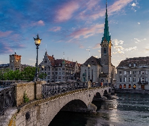 Szwajcaria, Zurych, Most Munsterbrucke, Rzeka Limmat, Latarnia, Kościół Fraumunster