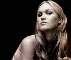 Julia Stiles, blondynka, buzia