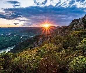 Góry, Chmury, Promienie, Austria, Zachód słońca, Krzewy, Rzeka Dunaj, Dolina Wachau, Drzewa