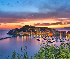 Chmury, Motorówki, Zatoka, Niebo, Miasto, Sestri Levante, Domy, Morze, Włochy, Wschody słońca