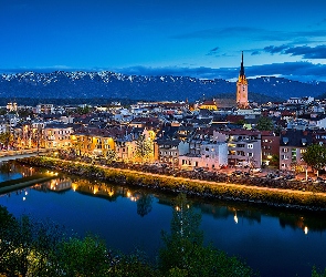 Wieczór, Domy, Mosty, Kościół, Villach, Miasto, Góry, Dolina Drawy, Austria, Rzeka Drawa