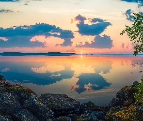 Wschód słońca, Region Kainuu, Kamienie, Finlandia, Drzewa, Odbicie, Jezioro, Lake Kiantajarvi, Chmury