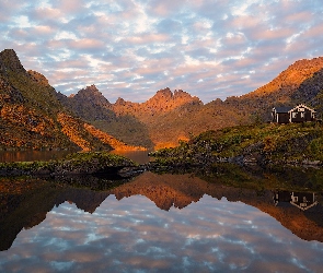 Fiord, Jesień, Norwegia, Góry Mengelsdalstinden, Chmury, Morze, Odbicie, Dom