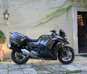 Kawasaki 1400 GTR, Tłumik, Potężny